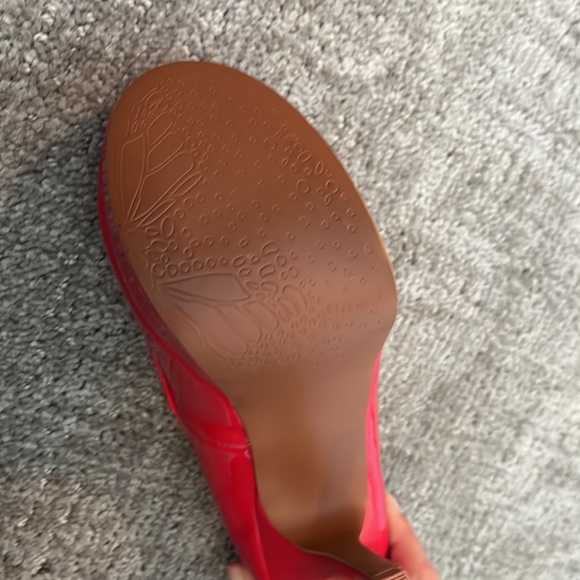 Xoxo bright red stiletto heels.  5 inch platform heels.  Size 6 - Picture 3 of 7